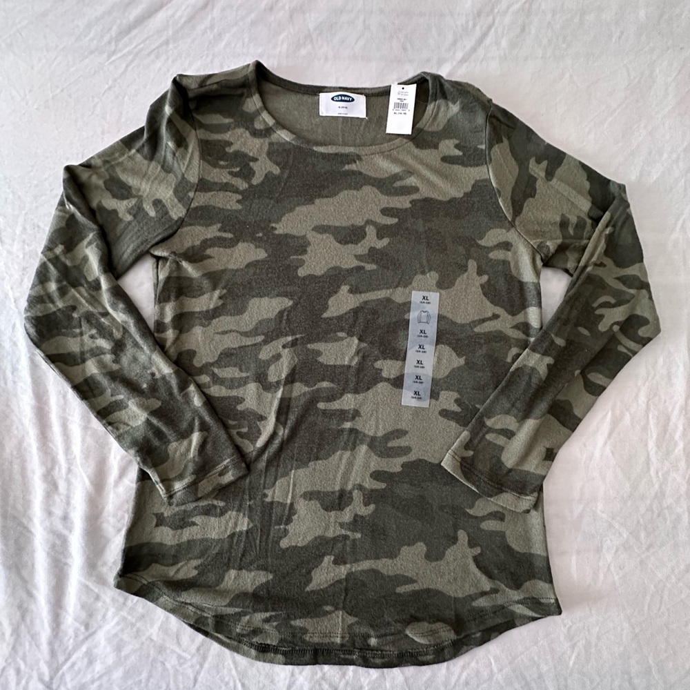 BNWT Old Navy long sleeve green camo top. Girls XL